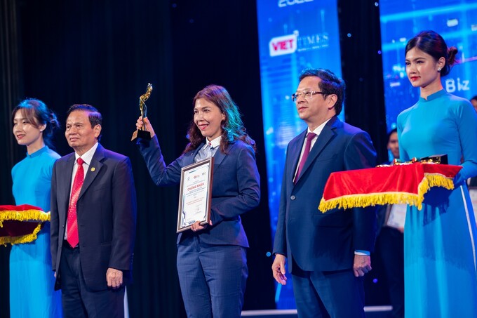 Bà Nguyễn Thị Nguyệt Thu – Phó Giám đốc khối SME đại diện MB nhận giải thưởng cho hạng mục “Sản phẩm, Dịch vụ, Giải pháp chuyển đổi số tiêu biểu.
