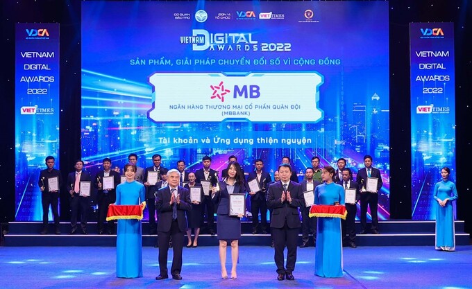 Bà Nguyễn Thùy Linh – Phó Giám đốc khối Ngân hàng số đại diện MB nhận giải thưởng cho hạng mục “Sản phẩm, giải pháp chuyển đổi số vì cộng đồng”.