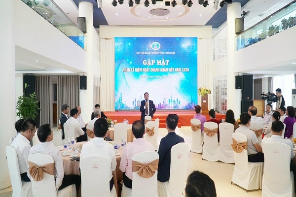 Sau Lễ dâng hương là buổi gặp mặt chào mừng Ngày doanh nhân Việt Nam, do Hiệp hội doanh nghiệp tỉnh Thanh Hóa tổ chức.