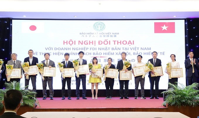 Thừa ủy quyền Tổng Giám đốc BHXH Việt Nam, Phó Tổng Giám đốc Đào Việt Ánh đã trao tặng Bằng khen cho 12 doanh nghiệp FDI Nhật Bản tại Việt Nam.