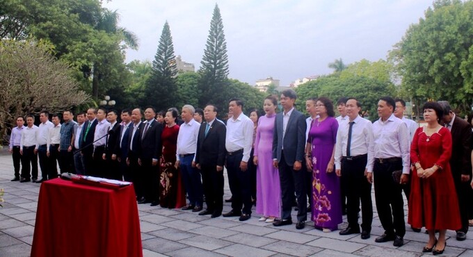 Đoàn Hiệp hội Doanh nghiệp tỉnh Thanh Hóa báo công trước anh linh Chủ tịch Hồ Chí Minh.