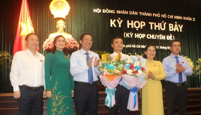 Lãnh đạo HĐND và UBND Tp.HCM tặng hoa chúc mừng ông Bùi Xuân Cường nhận nhiệm vụ mới.