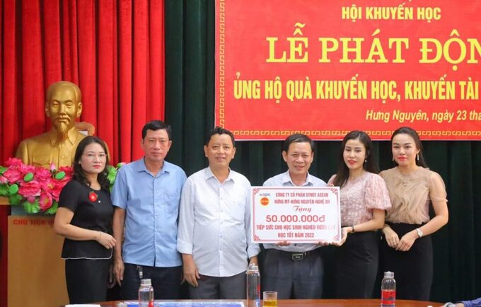 Công ty CP Synot Asean ủng hộ quỹ khuyến học UBND huyện Hưng Nguyên.