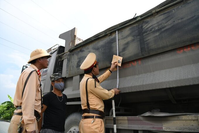Lực lượng CSGT kiểm tra cơi nới thùng xe tải - Ảnh: Cục CSGT