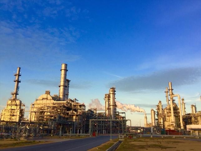 Bộ Công Thương yêu cầu hai nhà máy lọc dầu tăng công suất để đảm bảo nguồn cung.