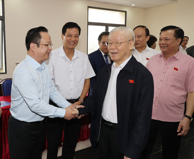 Tổng Bí thư Nguyễn Phú Trọng cùng cùng các đại biểu Đơn vị bầu cử số 1 tiếp xúc cử tri tại quận Hai Bà Trưng (Ảnh: TTXVN)