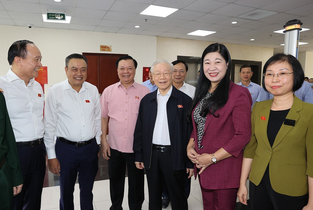 Tổng Bí thư Nguyễn Phú Trọng cùng cùng các đại biểu Quốc hội thành phố Hà Nội tiếp xúc cử tri tại quận Hai Bà Trưng (Ảnh: TTXVN)