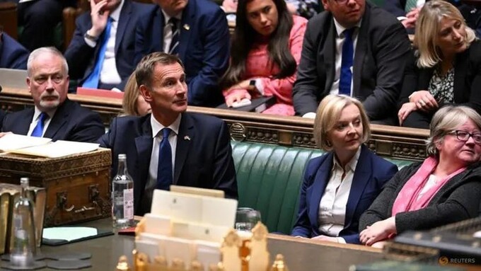 Tân Bộ trưởng Tài chính Anh Jeremy Hunt (giữa) ngồi cạnh Thủ tướng Liz Truss tại Hạ viện Anh ở thủ đô London ngày 17-10. Ảnh: REUTERS