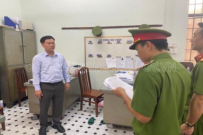 Cơ quan điều tra thi hành Lệnh bắt bị can để tạm giam đối với Nguyễn Văn Hồng. Ảnh Công an tỉnh Đồng Nai