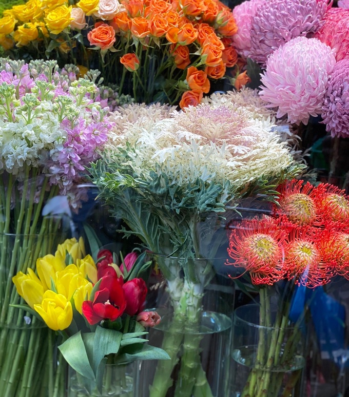 Các loại hoa ngoại nhập có giá từ 120.000 - 180.000 đồng/bông. Ảnh: Hoài Thương.