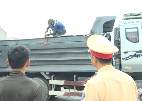 Lực lượng CSGT Công an tỉnh Thanh Hóa kiểm tra xử lý vi phạm kích thước thành thùng hàng.