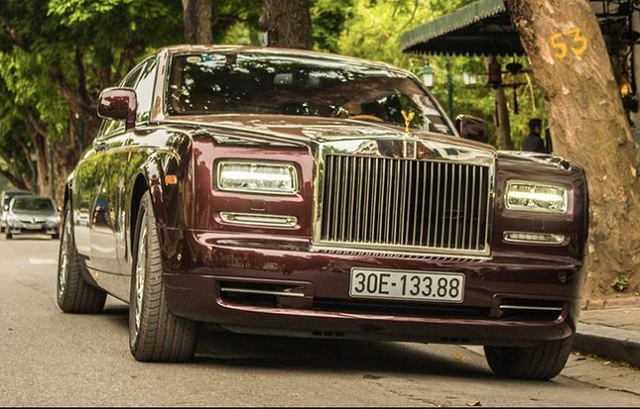 Ngân hàng OCB đưa ra mức giá bán khởi điểm là 28,02 tỷ đồng cho xe sang Rolls-Royce loại Phantom. Đây là xe thứ 2 của ông Quyết bị đem đấu giá.