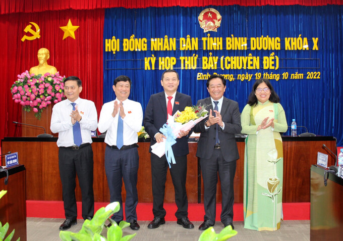 Ông Phạm Văn Chánh (đứng giữa) xin thôi nhiệm vụ HDND.