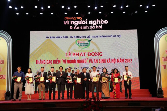 Ông Đỗ Vinh Quang, Phó Chủ tịch HĐQT Tập đoàn T&T Group (thứ tư từ trái sang) được vinh danh bởi những đóng góp tích cực trong hoạt động an sinh xã hội của Thủ đô.
