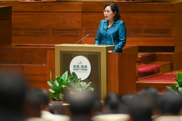 Thống đốc Ngân hàng Nhà nước Nguyễn Thị Hồng, thừa ủy quyền của Thủ tướng Chính phủ trình bày tờ trình dự án Luật Phòng, chống rửa tiền (sửa đổi).