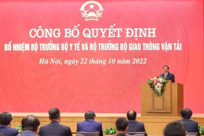 Thủ tướng Phạm Minh Chính giao nhiệm vụ cho 2 tân Bộ trưởng. (Ảnh: VGP)