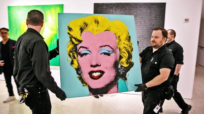 Kiệt tác hội họa “Shot Sage Blue Marilyn” của Andy Warhol đã lập kỷ lục với giá 195 triệu USD tại buổi đấu giá ở New York.
