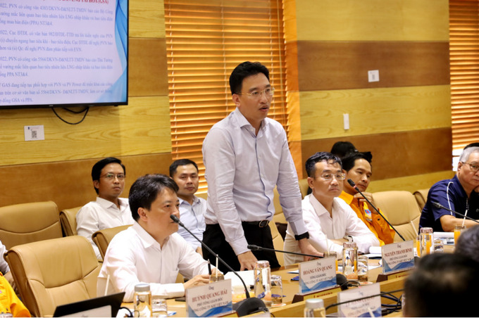 Phó Tổng giám đốc PV GAS Nguyễn Thanh Bình báo cáo các nội dung liên quan đến Dự án Kho chứa 1 triệu tấn LNG Thị Vải