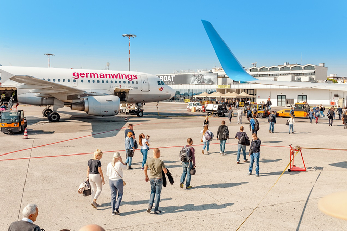 Hơn 58% khách chọn du lịch bằng máy bay. Ảnh Shutterstock.