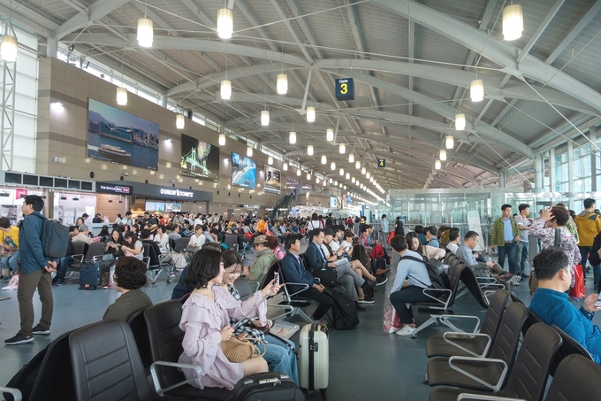 Tại Việt Nam, một số sân bay thường xuyên rơi vào tình trạng quá tải. Ảnh Shutterstock.