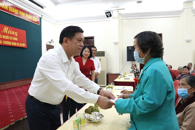 Thứ trưởng Nguyễn Bá Hoan thăm hỏi, động viên và trao quà của Bộ Lao động - Thương binh và Xã hội gửi tặng các đại biểu