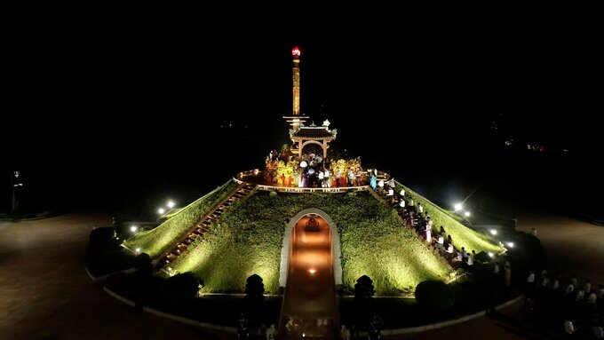 Du khách đến thăm di tích lịch sử quốc gia đặc biệt Thành Cổ Quảng Trị về đêm.