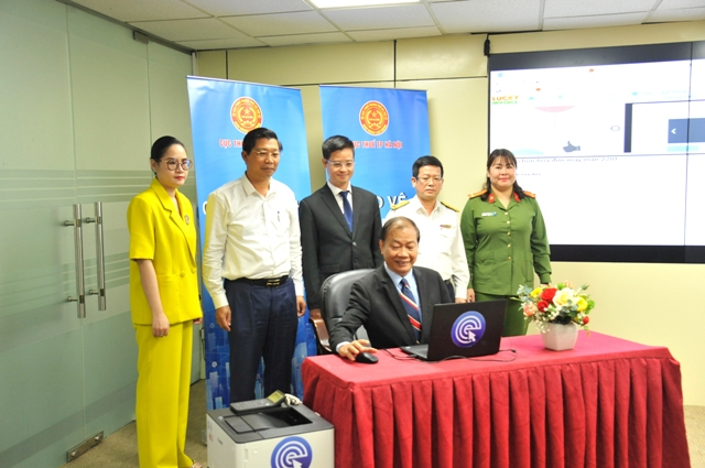 Ông Hoàng Quang Phòng, Phó chủ tịch Liên đoàn thương mại và công nghiệp Việt Nam thực hiện bấm nút Lựa chọn Hóa đơn may mắn quý 2/2022 trên phần mềm Hóa đơn may mắn.