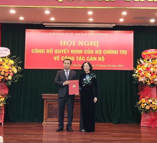 Bà Trương Thị Mai, Ủy viên Bộ Chính trị, Bí thư Trung ương Đảng, Trưởng Ban Tổ chức Trung ương dự và trao quyết định cho tân Bí thư Tỉnh ủy Hải Dương.