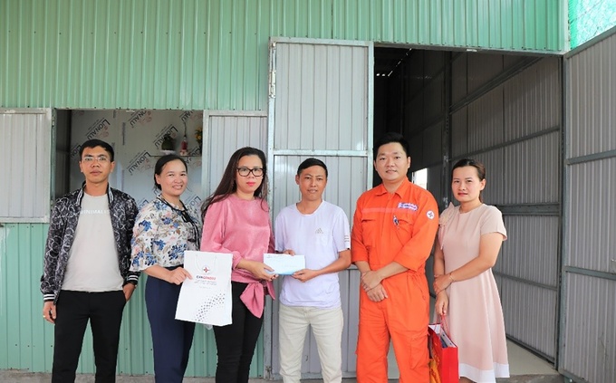 Nhiệt điện Vĩnh Tân hỗ trợ 60 triệu đồng cho lao động gặp khó khăn, bệnh tật.