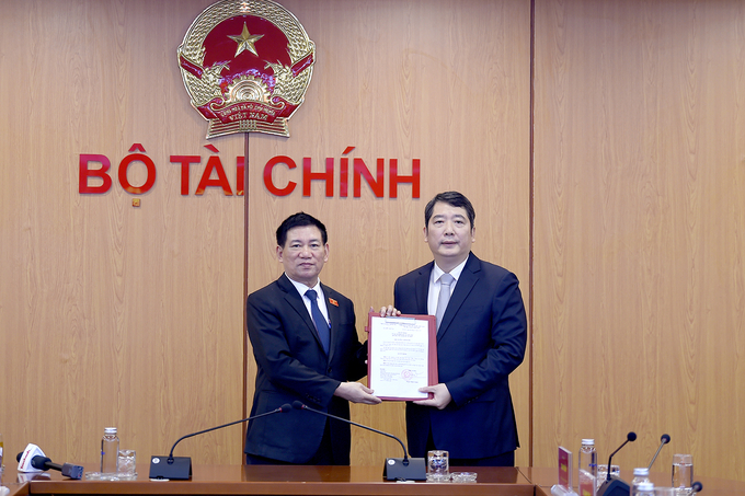 Bộ trưởng Bộ Tài chính Hồ Đức Phớc trao quyết định bổ nhiệm Thứ trưởng Bộ Tài chính cho ông Cao Anh Tuấn.