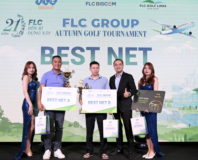 Các golfer nhận giải thưởng sau mỗi ngày thi đấu