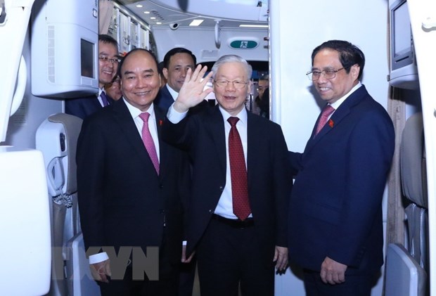 Chủ tịch nước Nguyễn Xuân Phúc, Thủ tướng Chính phủ Phạm Minh Chính đón Tổng bí thư Nguyễn Phú Trọng tại sân bay.
