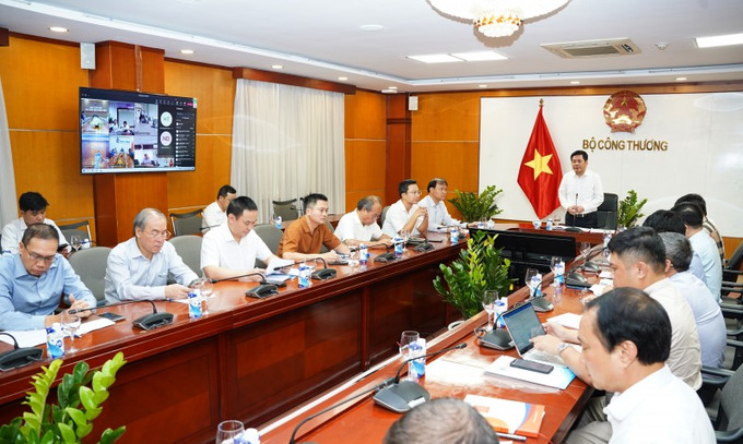 Bộ trưởng Nguyễn Hồng Diên làm việc với các doanh nghiệp đầu mối xăng dầu.