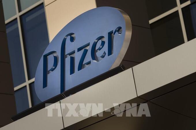 Biểu tượng hãng dược Pfizer tại Cambridge, Massachusetts, Mỹ (Ảnh: AFP/TTXVN)