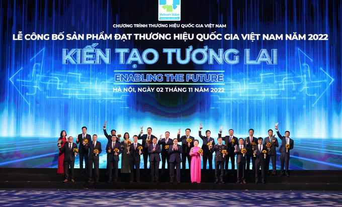 Thủ tướng Phạm Minh Chính và Bộ trưởng Bộ Công thương Nguyễn Hồng Diên chụp ảnh lưu niệm cùng các doanh nghiệp có sản phẩm đạt Thương hiệu quốc gia Việt Nam năm 2022.