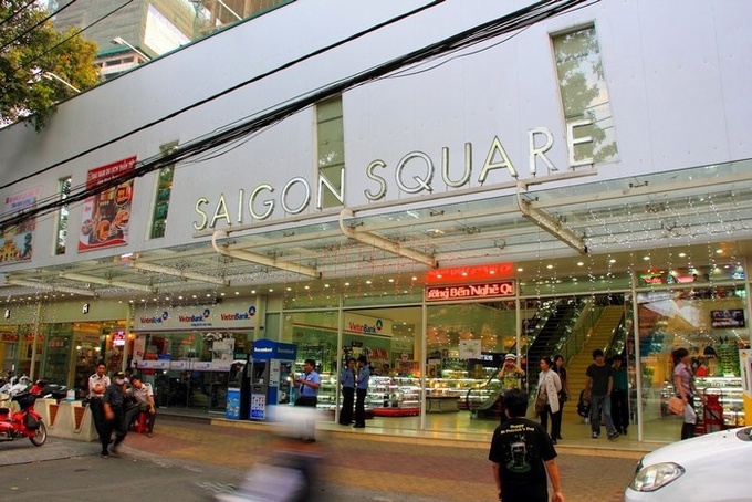 Trung tâm thương mại Saigon Square thuộc sở hữu của Công ty TNHH Thương mại - Dịch vụ Phan Thành do thiếu gia Phan Thành điều hành.