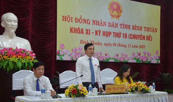 Ông Nguyễn Hoài Anh - chủ tịch HĐND tỉnh Bình Thuận khóa XI - công bố nội dung cuộc họp.