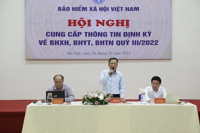 Phó tổng giám đốc Lê Hùng Sơn giải đáp trong phần thảo luận của hội nghị.