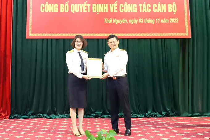 Phó tổng cục trưởng Vũ Chí Hùng trao quyết định bổ nhiệm Phó cục trưởng Cục Thuế Thái Nguyên cho bà Nguyễn Thị Thuận.