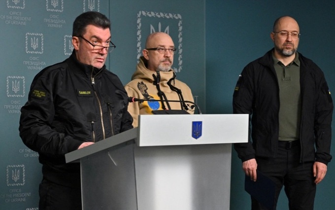 Từ trái sang phải: Thư ký Hội đồng Quốc phòng và An ninh Quốc gia Oleksiy Danilov, Bộ trưởng Quốc phòng Oleksii Reznikov và Thủ tướng Denys Shmyhal tại một cuộc họp báo ở Kiev ngày 7/11. Ảnh: AFP