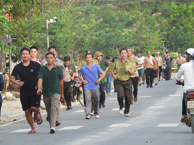 Lực lượng kiểm lâm tham gia chạy cùng người dân địa phương. Ảnh: Trần Vy
