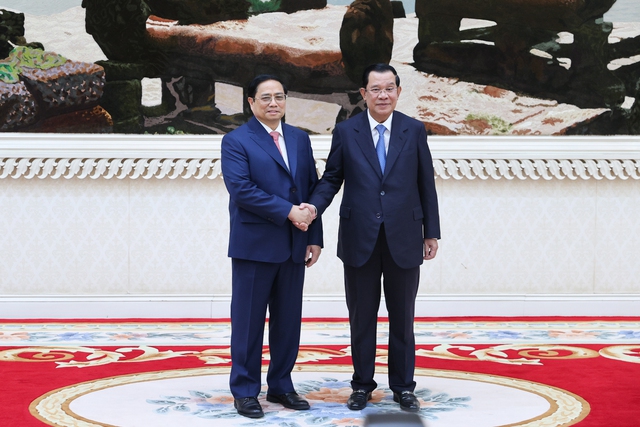 Thủ tướng Hun Sen đón Thủ tướng Phạm Minh Chính. (Ảnh: VGP)