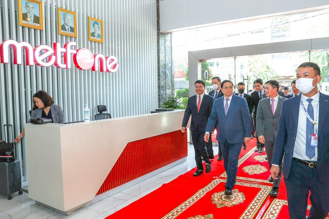 Thủ tướng Phạm Minh Chính tới thăm trụ sở Công ty Viettel Campuchia (Metfone). (Ảnh: VGP)