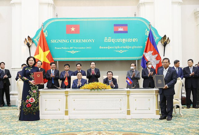 Hai Thủ tướng đã cùng chứng kiến Lễ ký kết các văn kiện giữa hai nước. (Ảnh: VGP)