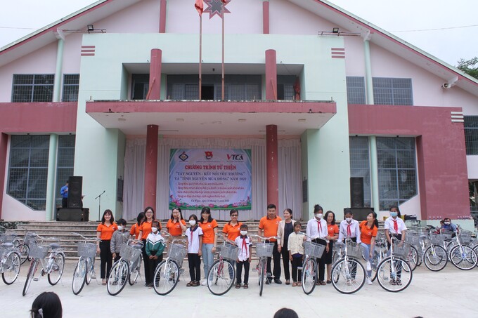 90 xe đạp đã được trao cho những học sinh khó khăn.
