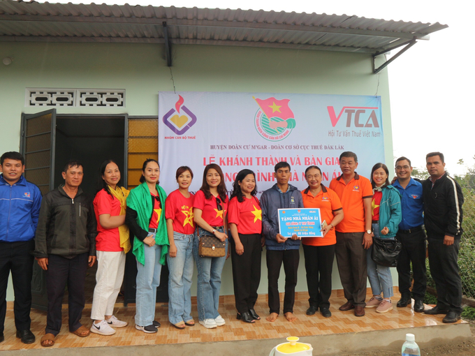 Nhóm thiện nguyện trao tặng nhà nhân ái cho gia đình Y Yat ÊBan (huyện Cư M’gar, Đắk Lắk).