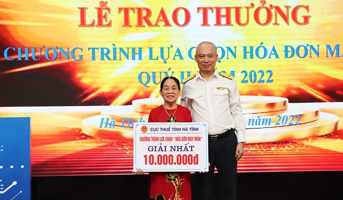 Phó Cục trưởng Cục Thuế Hà Tĩnh Dương Hồng Lĩnh trao giải nhất “Hóa đơn may mắn” quý II/2022 cho bà Nguyễn Thị Mỹ Hạnh.