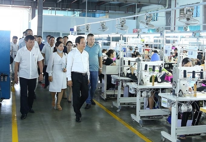 Chủ tịch UBND tỉnh Ninh Bình Phạm Quang Ngọc và lãnh đạo Tỉnh đến thăm doanh nghiệp may mặc tại Cụm công nghiệp Gia Vân, tỉnh Ninh Bình