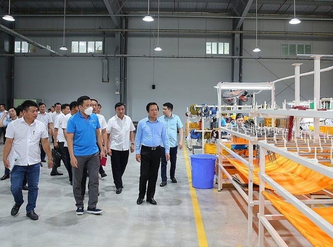 Chủ tịch UBND tỉnh Ninh Bình Phạm Quang Ngọc và lãnh đạo Tỉnh đến thăm doanh nghiệp dệt may tại Cụm công nghiệp Gia Phú, tỉnh Ninh Bình