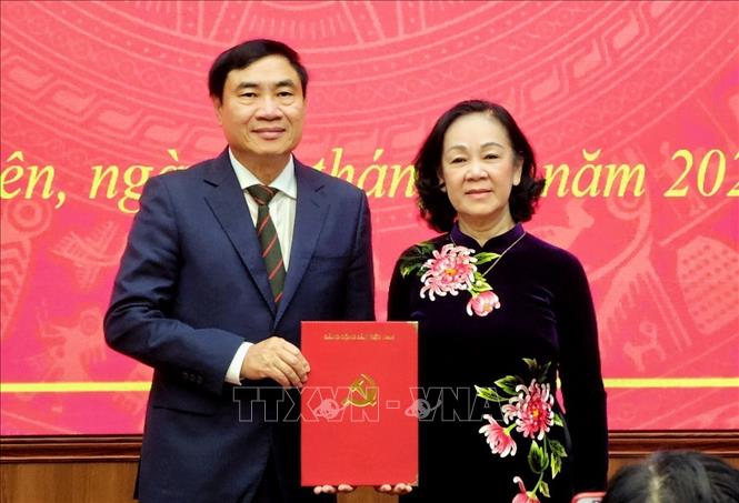 Trưởng ban Tổ chức Trung ương trao quyết định của Bộ Chính trị bổ nhiệm ông Trần Quốc Cường giữ chức Bí thư Tỉnh ủy Điện Biên. (Ảnh: TTXVN)